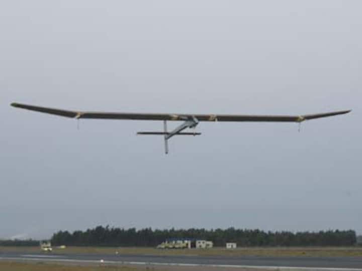 Glider crashes into a residential area near Tokyo, kills two on board