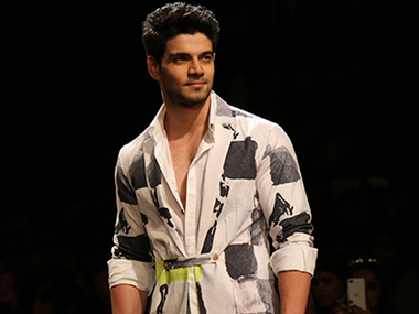 Sooraj Pancholi to visit army base camp in Amritsar to prepare for role in Irfan Kamal's untitled project Sooraj Pancholi to visit army base camp in Amritsar to prepare for role in Irfan Kamal's untitled project
