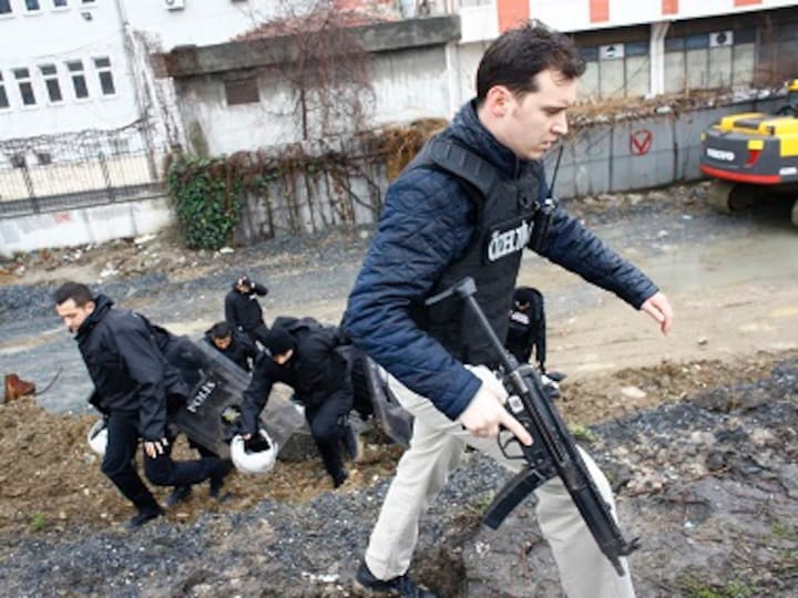 Cops in Istanbul kill two Turkish female militants who hurled grenades at police station