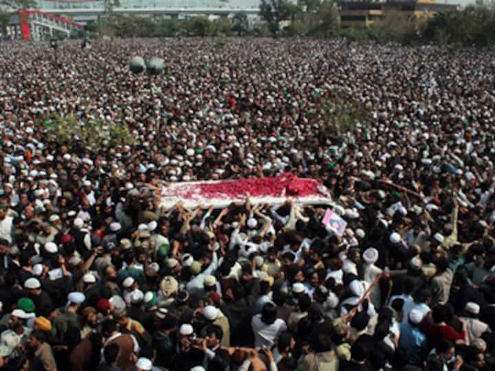 'Qadri, your blood will bring the revolution': Islamist supporters during the funeral of Salman Taseer's killer