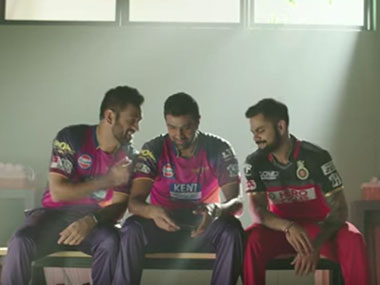 Watch: Dhoni and Kohli troll Ashwin for his Hindi-speaking skills (or lack thereof) Watch: Dhoni and Kohli troll Ashwin for his Hindi-speaking skills (or lack thereof)
