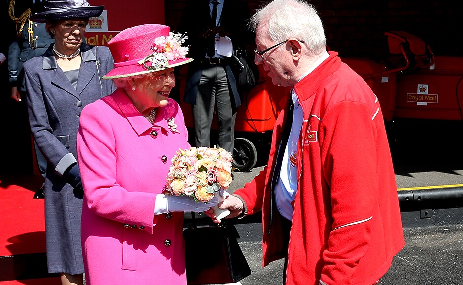 Queen Elizabeth II meets Britain's longest serving postman Bob Hartley. Reuters Queen Elizabeth II meets Britain's longest serving postman Bob Hartley. Reuters