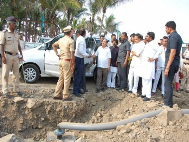 Eknath Khadse Latur visit: VVIP entourage at disaster sites defies the logic of crisis management Eknath Khadse Latur visit: VVIP entourage at disaster sites defies the logic of crisis management
