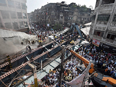 Rahul Gandhi will visit Kolkata flyover collapse site tomorrow as cops detain 7 IVRCL officials Rahul Gandhi will visit Kolkata flyover collapse site tomorrow as cops detain 7 IVRCL officials