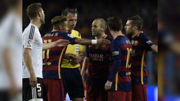 La Liga roundup: Third straight defeat for Barcelona opens title race, Atletico go joint top