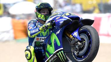 2016 MotoGP: Valentino Rossi takes dominant win at Jerez