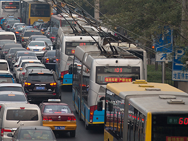 Odd-even: Delhi's air quality fluctuates between poor & moderate levels Odd-even: Delhi's air quality fluctuates between poor & moderate levels