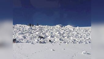 Six killed, including four soldiers and two porters, after Indian Army patrol team in Siachen hit by avalanche