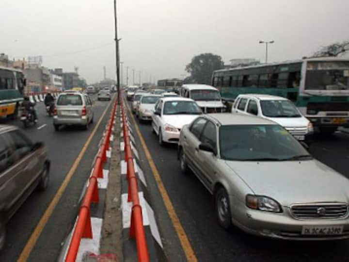 SC stays ban on 2000 cc diesel cars in Delhi and NCR; hearing on 9 May