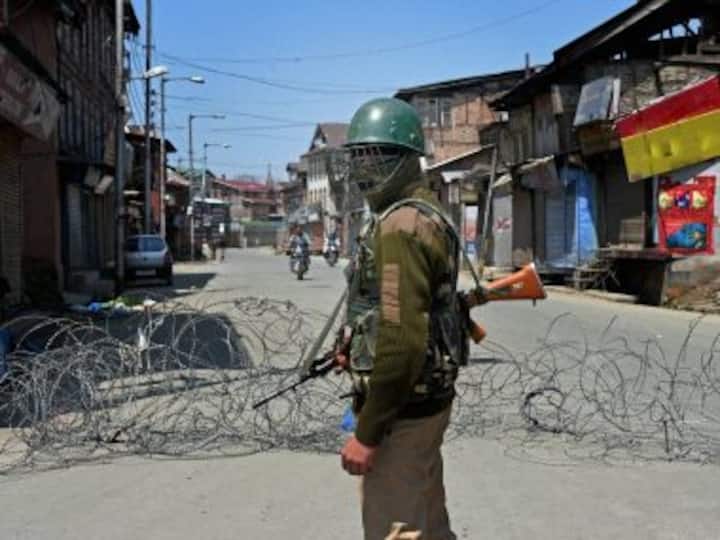 Curfew in Kashmir after Handwara killings: CM Mehbooba Mufti says civilians shouldn't be harmed Curfew in Kashmir after Handwara killings: CM Mehbooba Mufti says civilians shouldn't be harmed