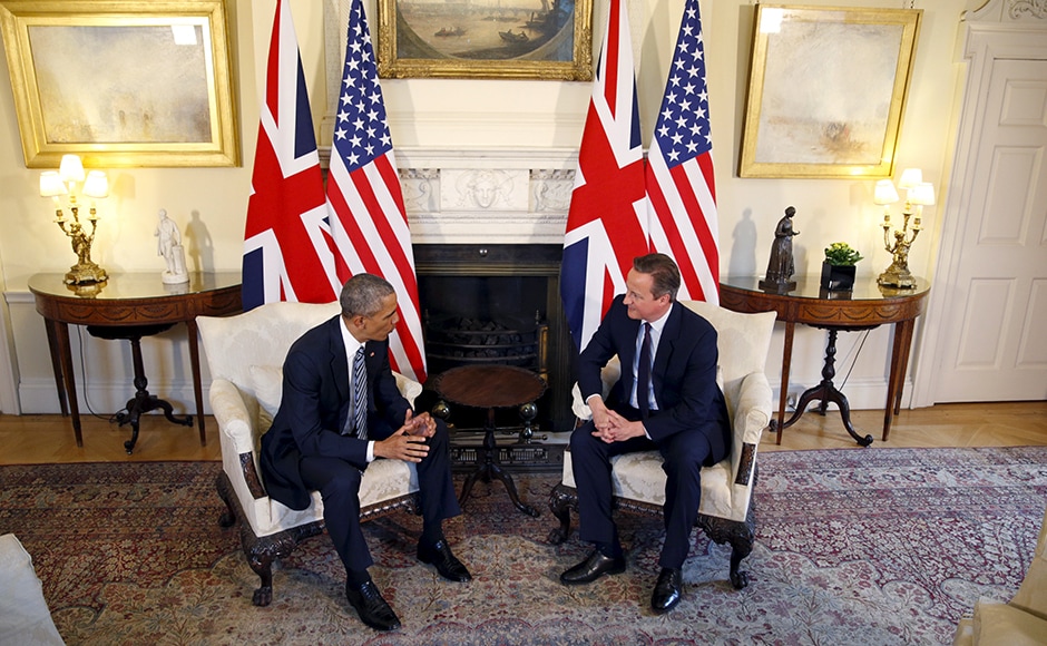 U.S. President Barack Obama talks to British Prime Minister David Cameron at 10 Downing Street in London, Britain April 22, 2016. REUTERS/Kevin Lamarque