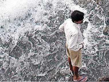 Water levels in Mumbai reservoirs reach 90%; city's main lakes overflow causing alarm Water levels in Mumbai reservoirs reach 90%; city's main lakes overflow causing alarm