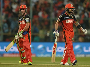 Royal Challengers Bangalore batsmen AB De Villiers (L) and Virat Kohli. AFP