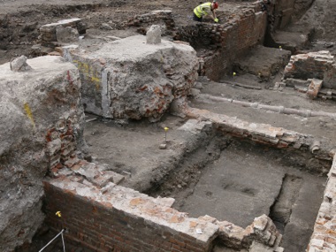 What's in a shape? Archaeologists uncover surprise at Shakespeare's Curtain theatre What's in a shape? Archaeologists uncover surprise at Shakespeare's Curtain theatre