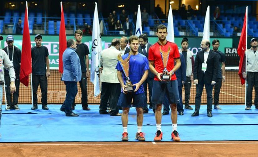 First-time winner Diego Schwartzman and runner-up Grigor Dimitrov with their trophies. Image courtesy: Twitter/@istanbulopen