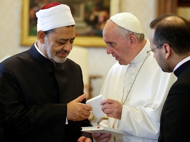 Pope Francis and the Grand Imam exchange hugs and gifts at Vatican Pope Francis and the Grand Imam exchange hugs and gifts at Vatican