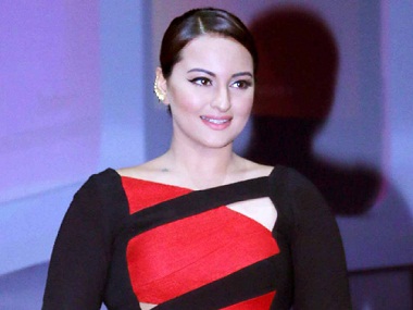 Sonakshi Sinha says 'Namaste England': Confirms signing the film opposite Akshay Kumar Sonakshi Sinha says 'Namaste England': Confirms signing the film opposite Akshay Kumar