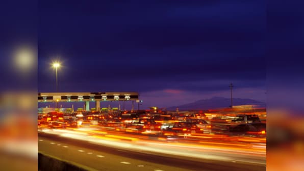 Refusing to pay fee, bus driver tries to run over toll plaza manager