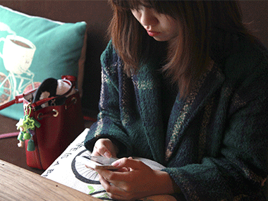 Social networking makes more women smartphone addicts than men: study Social networking makes more women smartphone addicts than men: study