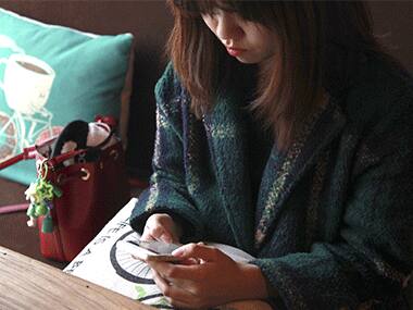 Social networking makes more women smartphone addicts than men: study