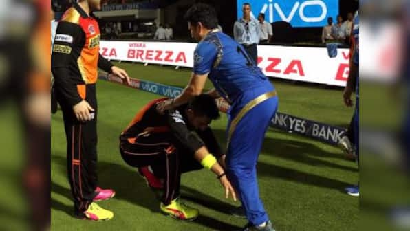 IPL 2016: Yuvraj Singh touches Sachin Tendulkar's feet after playing vital knock for Sunrisers