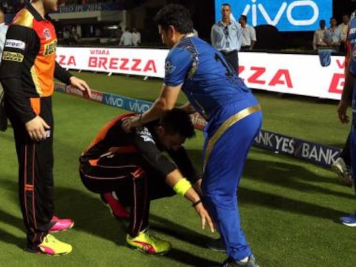 IPL 2016: Yuvraj Singh touches Sachin Tendulkar's feet after playing vital knock for Sunrisers