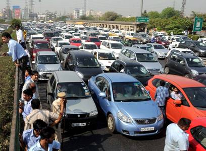 The mayhem continues: Delhi taxi drivers bring traffic to a screeching halt The mayhem continues: Delhi taxi drivers bring traffic to a screeching halt