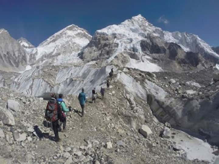 Littered with bodies, it's a risky effort to recover the dead from Mount Everest