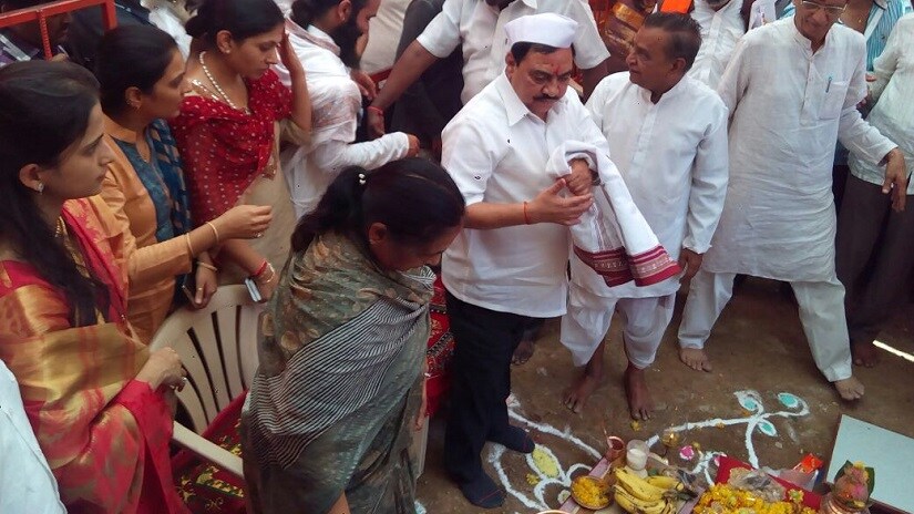 Khadse offers prayers at the temple in Muktainagar. Image procured by Sanjay Sawant