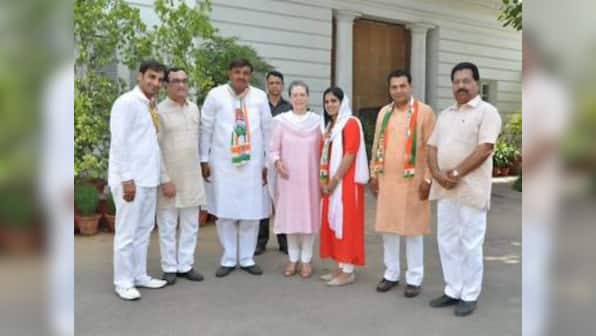 Congress leaders meet Sonia at her residence over MCD bypolls victory