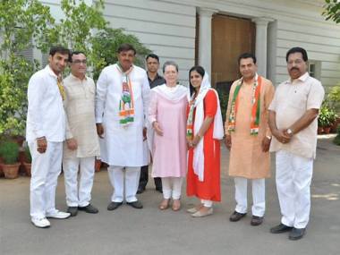 Congress leaders meet Sonia at her residence over MCD bypolls victory Congress leaders meet Sonia at her residence over MCD bypolls victory