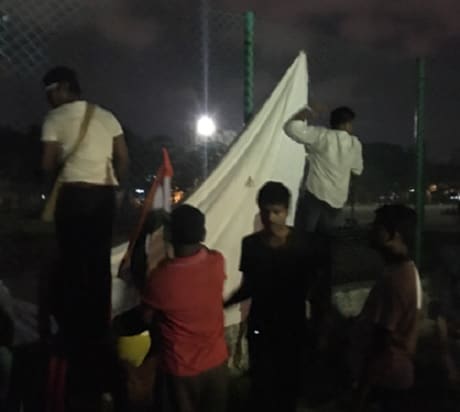 A makeshift projector screen goes up at Jadavpur University. Image credit: Vivek Agnihotri