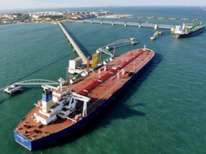 Oil prices edge higher; but record US crude output, expectations of higher OPEC supplies drag Oil prices edge higher; but record US crude output, expectations of higher OPEC supplies drag