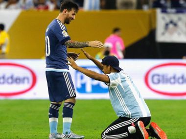 Watch: Lionel Messi fan tweets and executes pitch invasion plan during Copa America match Watch: Lionel Messi fan tweets and executes pitch invasion plan during Copa America match