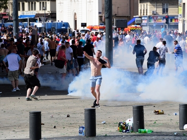 Euro 2016: Hooliganism kicks off ahead of game as England, Russia fans clash in Marseille Euro 2016: Hooliganism kicks off ahead of game as England, Russia fans clash in Marseille