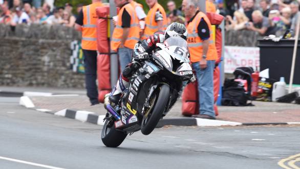 2016 IOMTT: Michael Dunlop wins Senior TT 2016 IOMTT: Michael Dunlop wins Senior TT