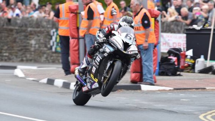 2016 IOMTT: Michael Dunlop wins Senior TT
