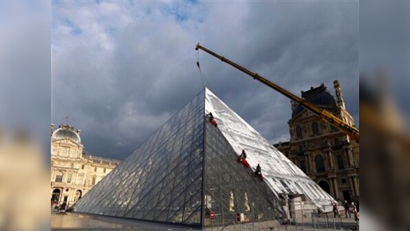 France floods: River Seine reaches highest level; Louvre museum to close