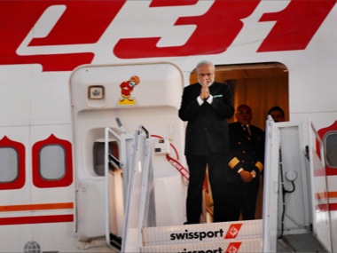 Modi visits 38 nations in 2 years, Manmohan visited 23 Modi visits 38 nations in 2 years, Manmohan visited 23