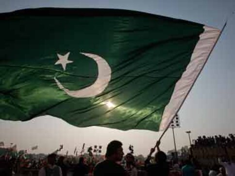 Pakistan hoists 'largest flag in history' at Attari-Wagah border to ...