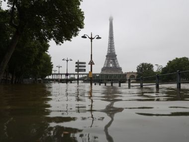 Louvre to evacuate artworks as Paris flood waters rise Louvre to evacuate artworks as Paris flood waters rise