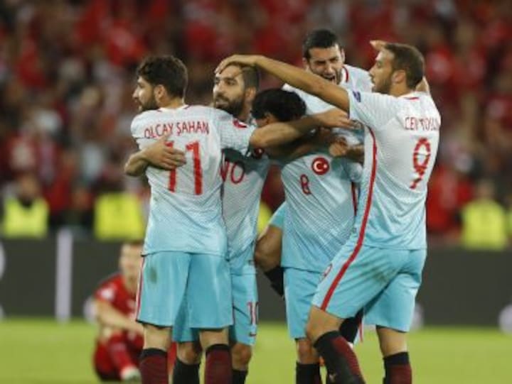 Euro 2016: Turkey stun Czech Republic to stay in contention for last-16