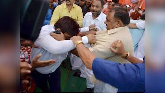 AAP, BJP councillors come to blows over party cap in first MCD joint session
