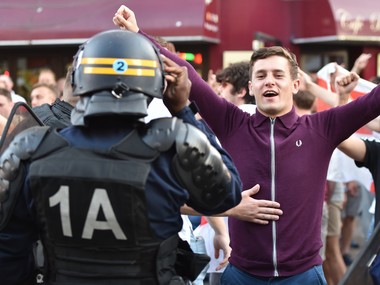 Euro 2016: French riot squad uses tear gas, batons against brawling England, Russia fans Euro 2016: French riot squad uses tear gas, batons against brawling England, Russia fans