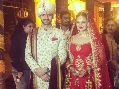 Golden couple of TV: Divyanka Tripathi and Vivek Dahiya are hitched Golden couple of TV: Divyanka Tripathi and Vivek Dahiya are hitched