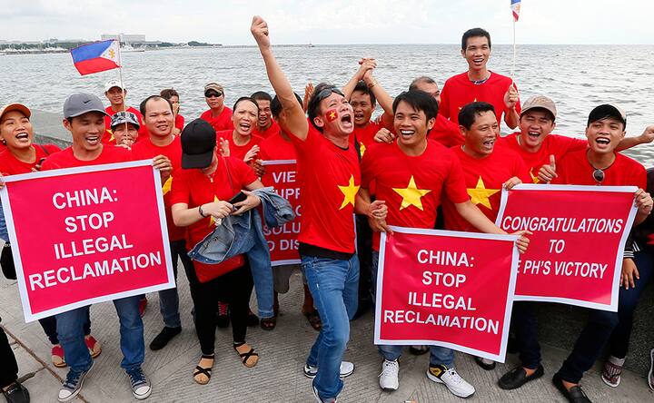 Filipinos rejoice as Hague Tribunal rules in favour of the Philippines