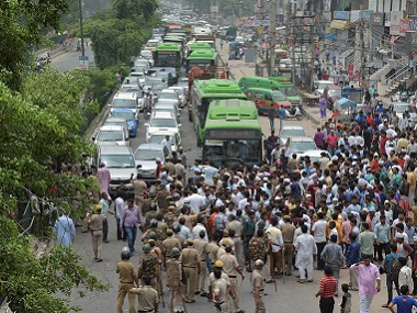 Arvind Kejriwal likens AAP-BJP tussle to 'holy war' between Kauravas and Pandavas Arvind Kejriwal likens AAP-BJP tussle to 'holy war' between Kauravas and Pandavas