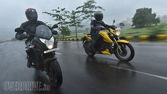 Bajaj Pulsar AS 200 vs TVS Apache RTR 200 4V Bajaj Pulsar AS 200 vs TVS Apache RTR 200 4V