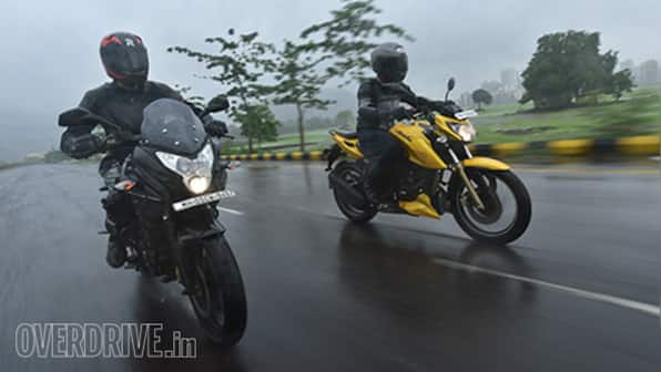 Bajaj Pulsar AS 200 vs TVS Apache RTR 200 4V