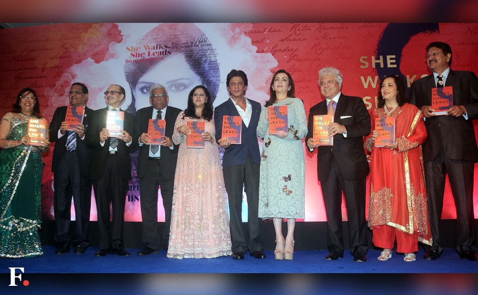Shah Rukh Khan Launches Gunjan Jain S Book She Walks She Leads Photos News Firstpost